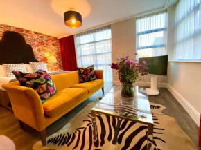 Luxurious Studio Apartment - 1 Minute walk to Poole Quay - Great Location - Free Parking - Fast WiFi - Smart TV - Newly decorated - sleeps up to 2! Close to Poole & Bournemouth & Sandbanks